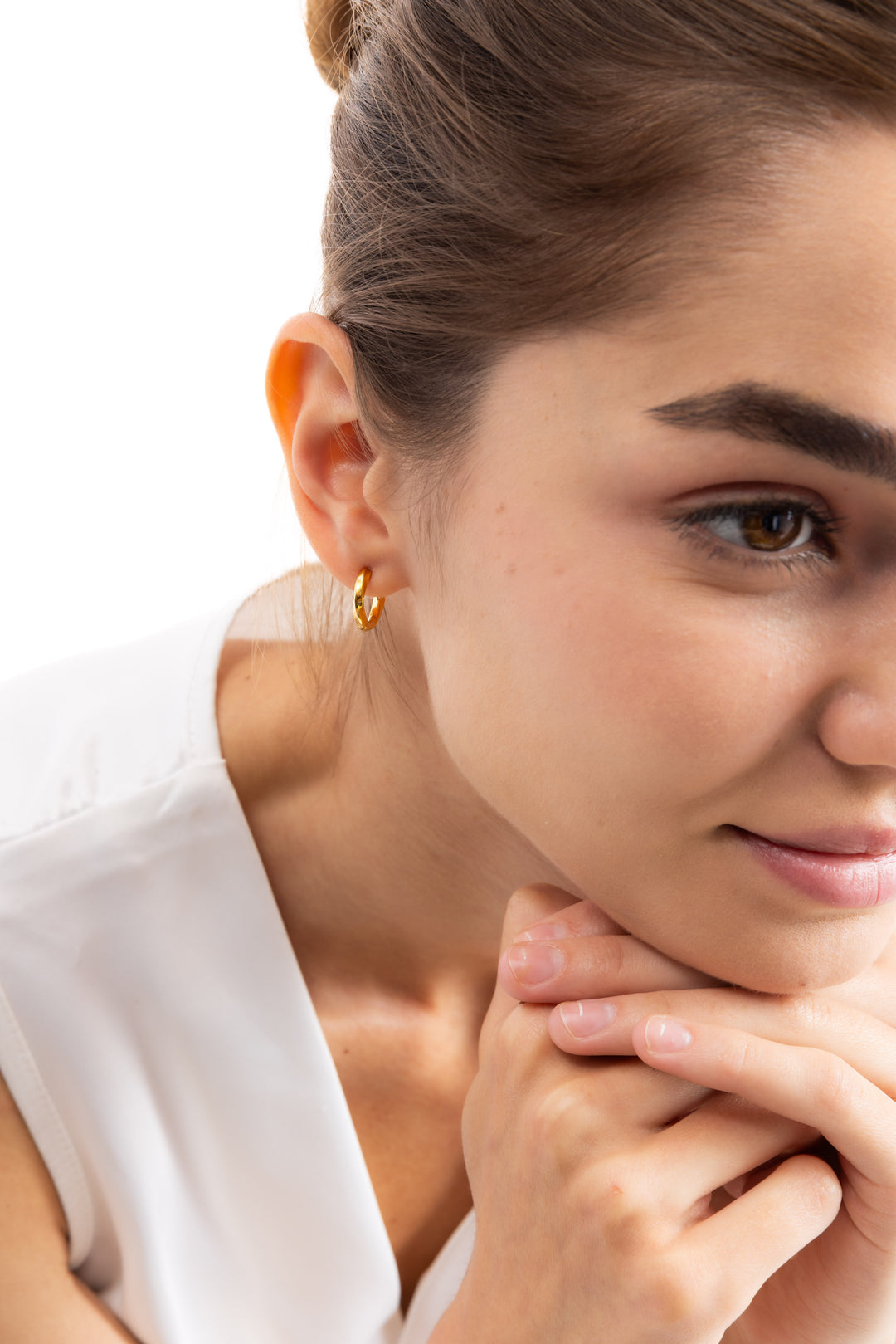 Maeris Creolen von Mercy’s Jewelry – Edelstahl 18K vergoldet, gedrehte Form, Nahaufnahme am Ohr getragen