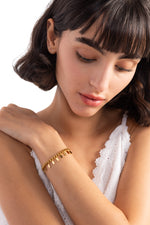 Marvella Armband mit goldenen Leaf-Charms, Edelstahl 18K vergoldet, frontal getragen am Handgelenk, Damen Armband
