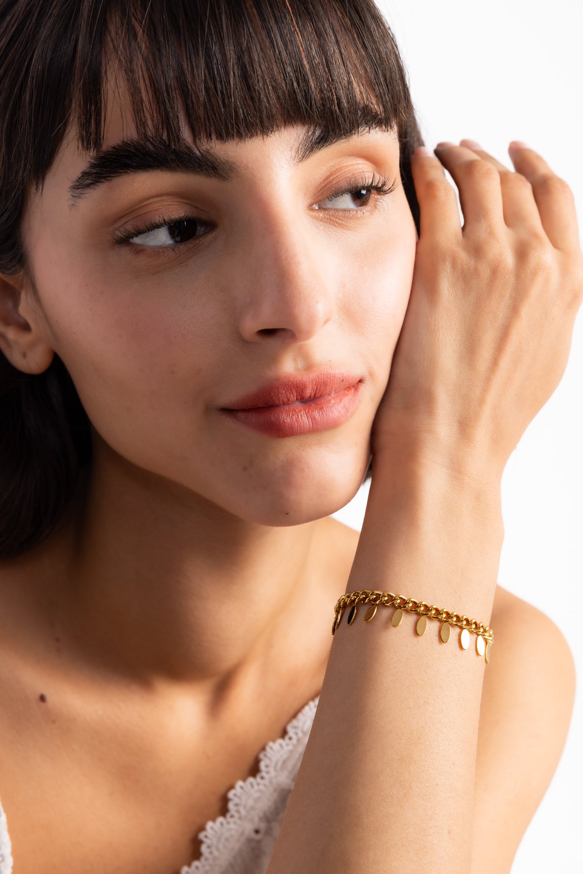 Marvella Armband mit goldenen Leaf-Charms, Edelstahl 18K vergoldet, seitlich am Handgelenk getragen, elegantes Damen Armband
