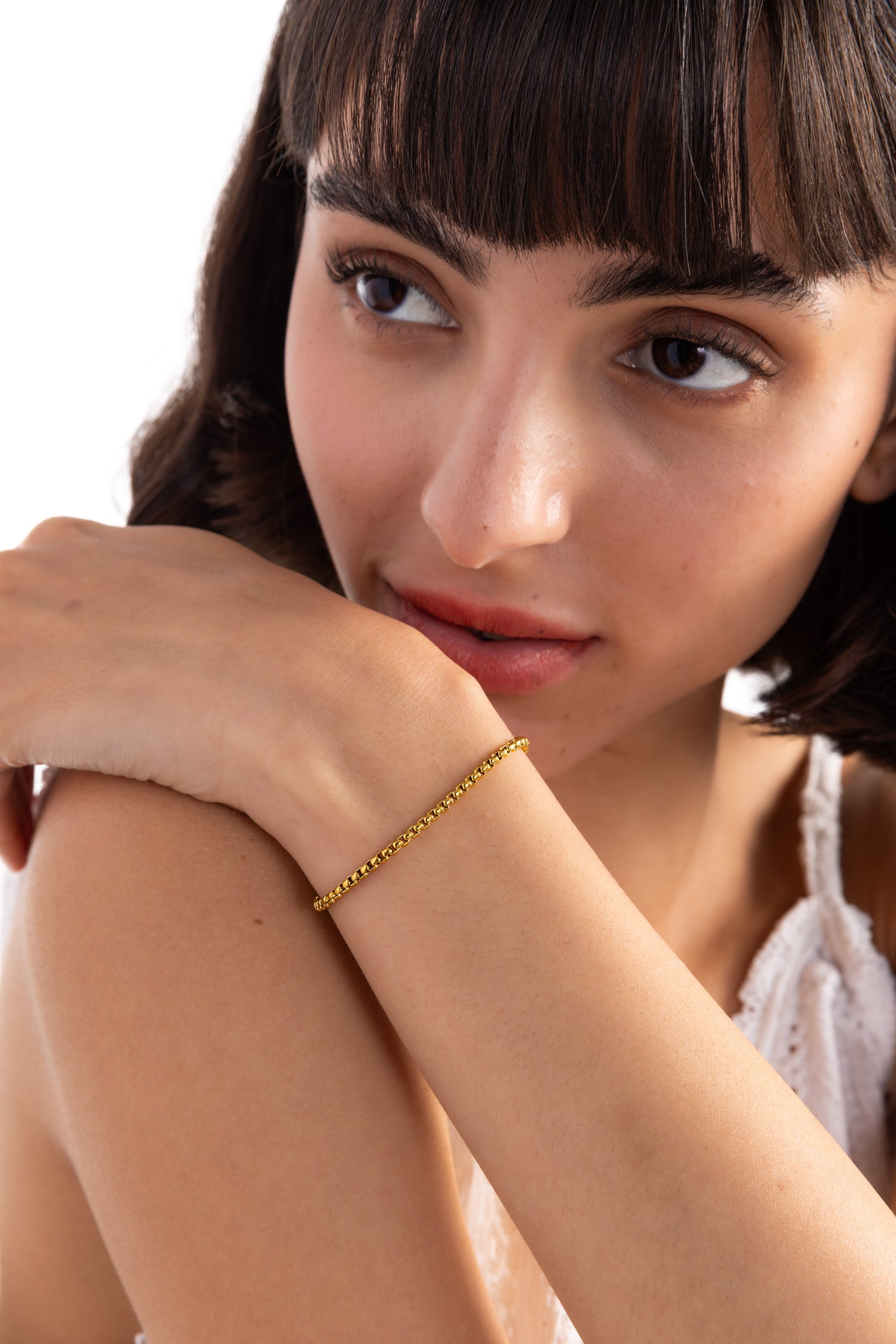 Mercy’s Jewelry Amelira Armband – filigranes Gliederarmband aus Edelstahl, 18K vergoldet, getragen am Handgelenk einer Frau, elegantes Schmuckstück für Damen.