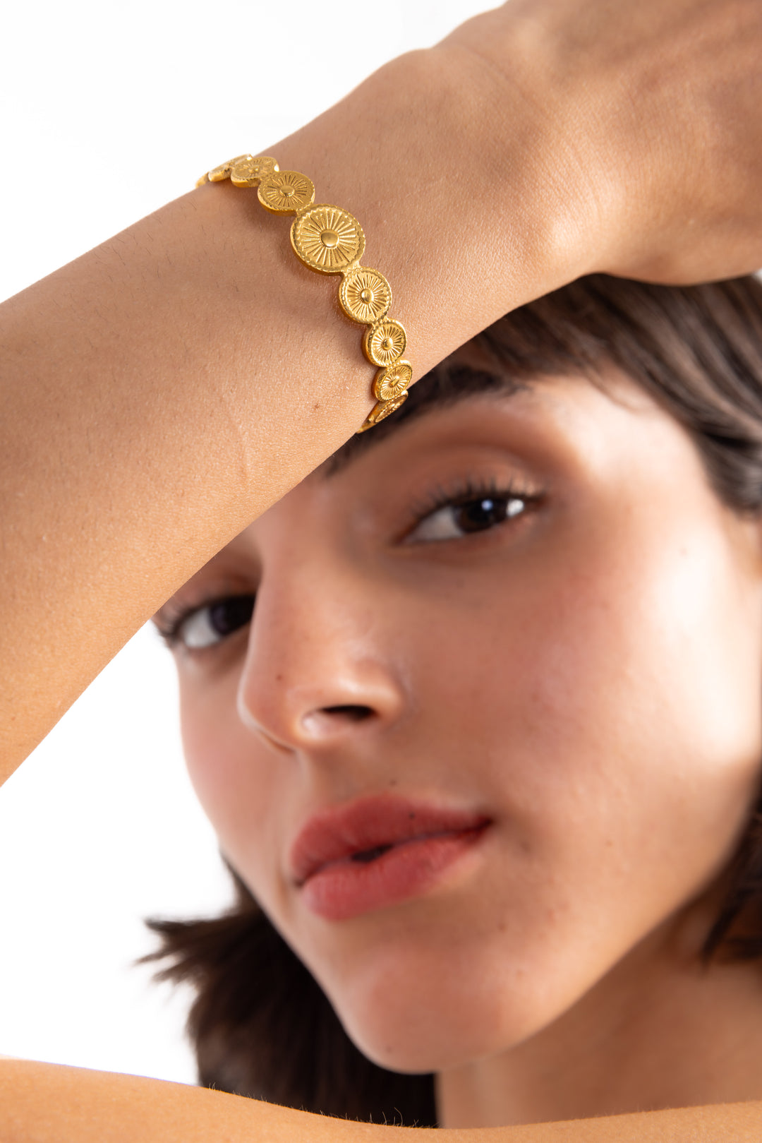 Mercy’s Jewelry Aurema Armreif aus Edelstahl 18K vergoldet mit Kreiselementen, getragen am Handgelenk, elegante Nahaufnahme