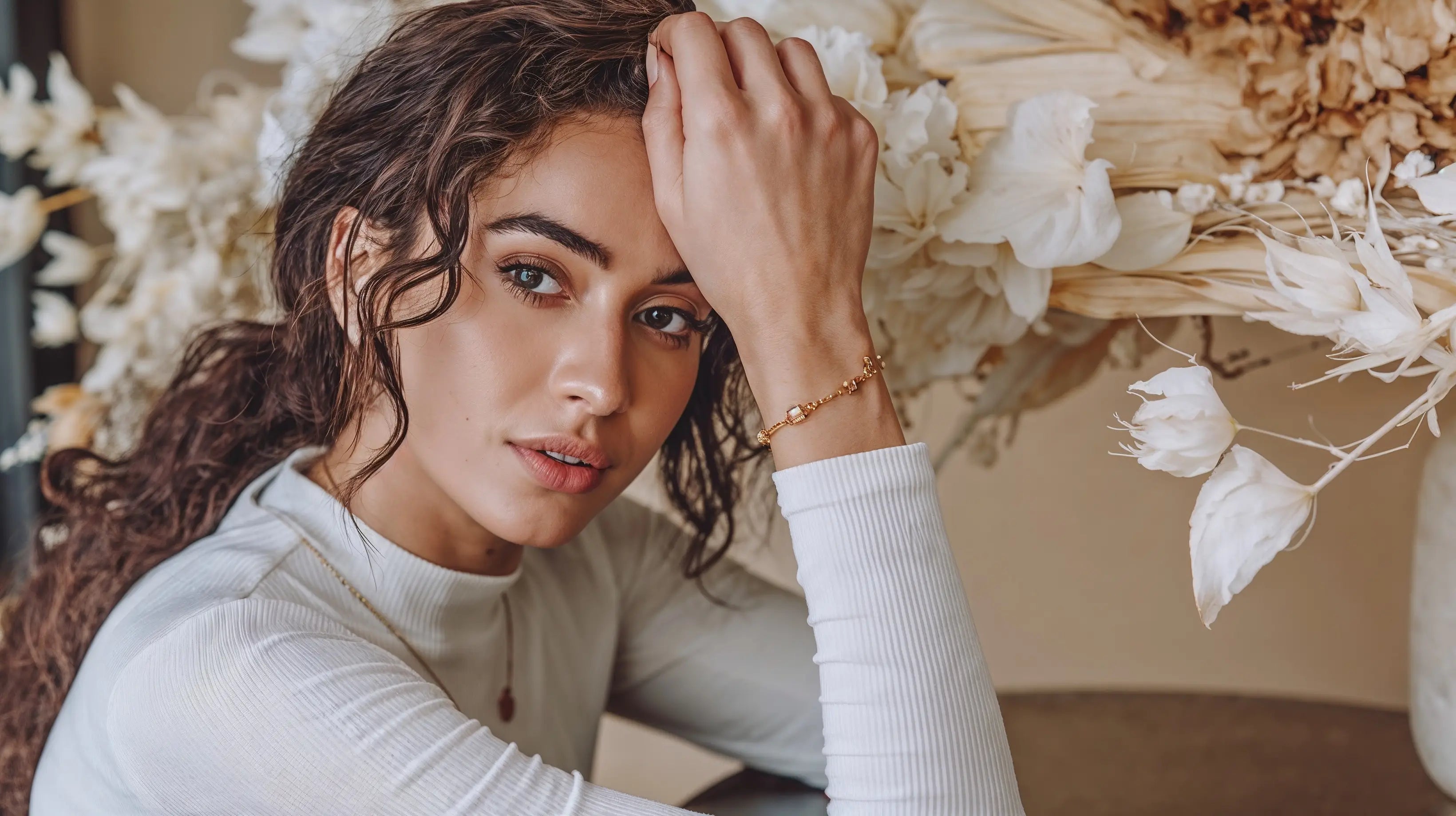 Model trägt Mercy’s Jewelry Damen Armband aus Edelstahl 18K vergoldet, filigranes Design, wasserfest & nickelfrei – Kollektion Armbänder
