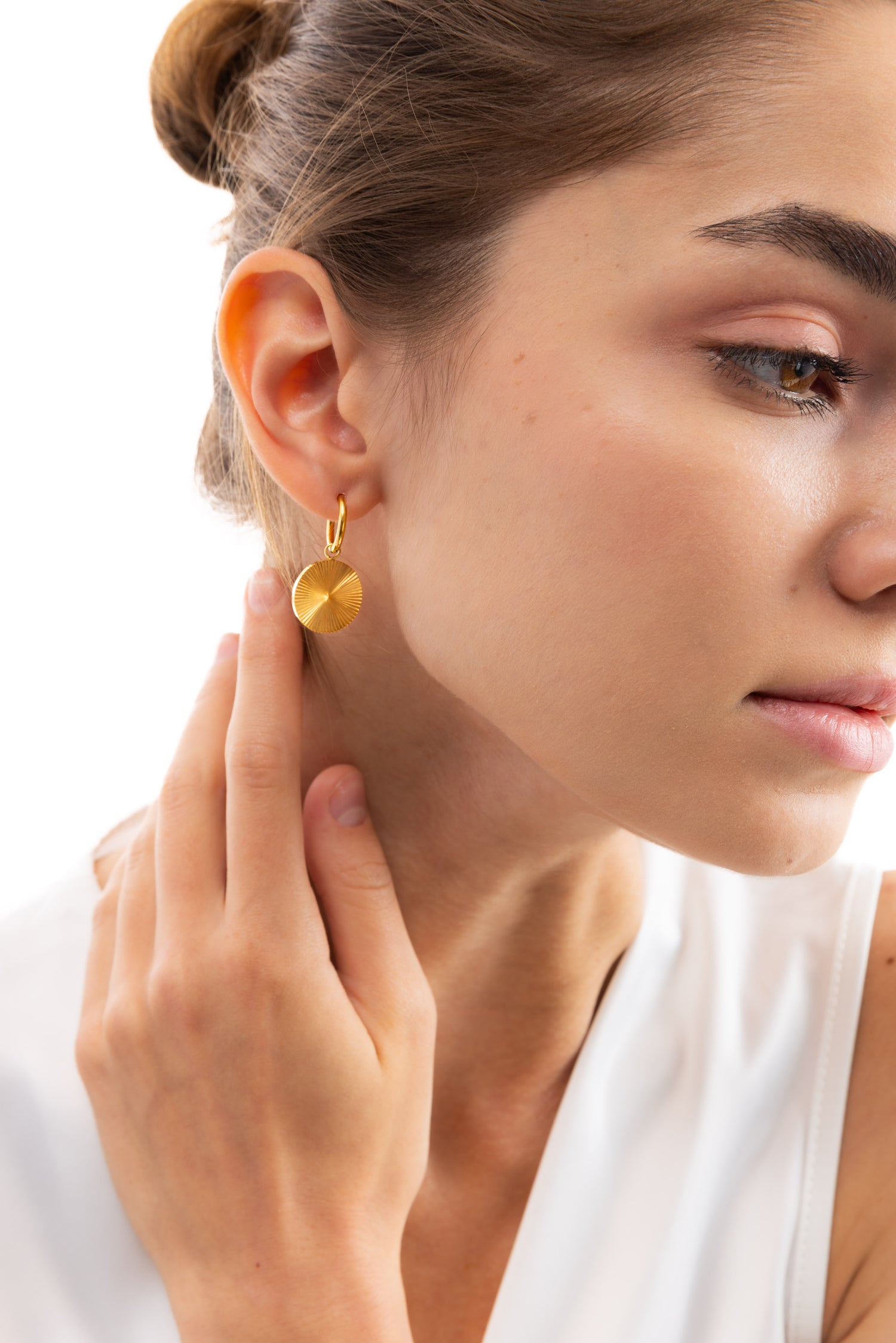 Mercy’s Jewelry Elira Huggies Ohrringe, goldene Huggies mit Sonnenmotiv-Anhänger, getragen am Ohr, Edelstahl 18K vergoldet
