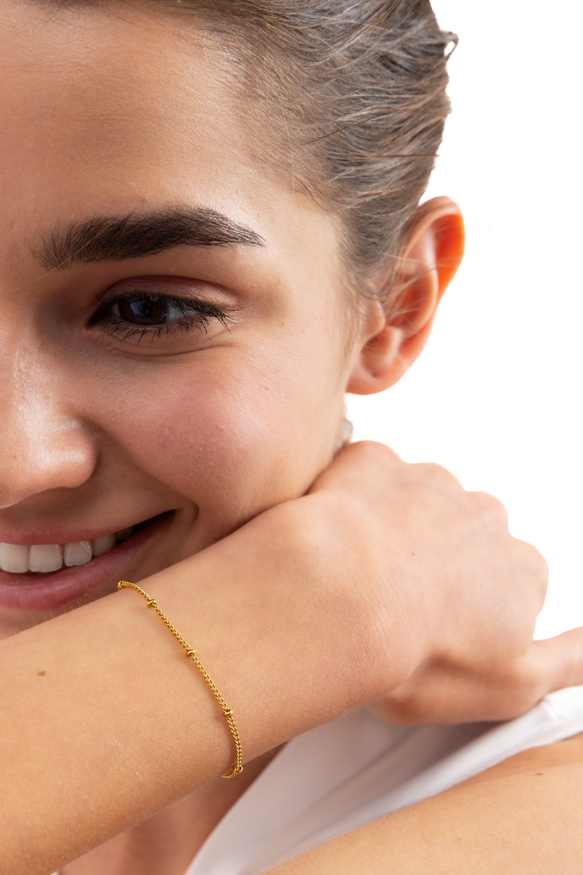 Mercy’s Jewelry Enira Armband mit Goldkügelchen als Gliederarmband aus Edelstahl 18K vergoldet, Nahaufnahme am Handgelenk getragen