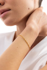 Mercy’s Jewelry Fayara Armband aus Edelstahl 18K vergoldet mit feiner Gliederstruktur, am Handgelenk getragen, Nahaufnahme