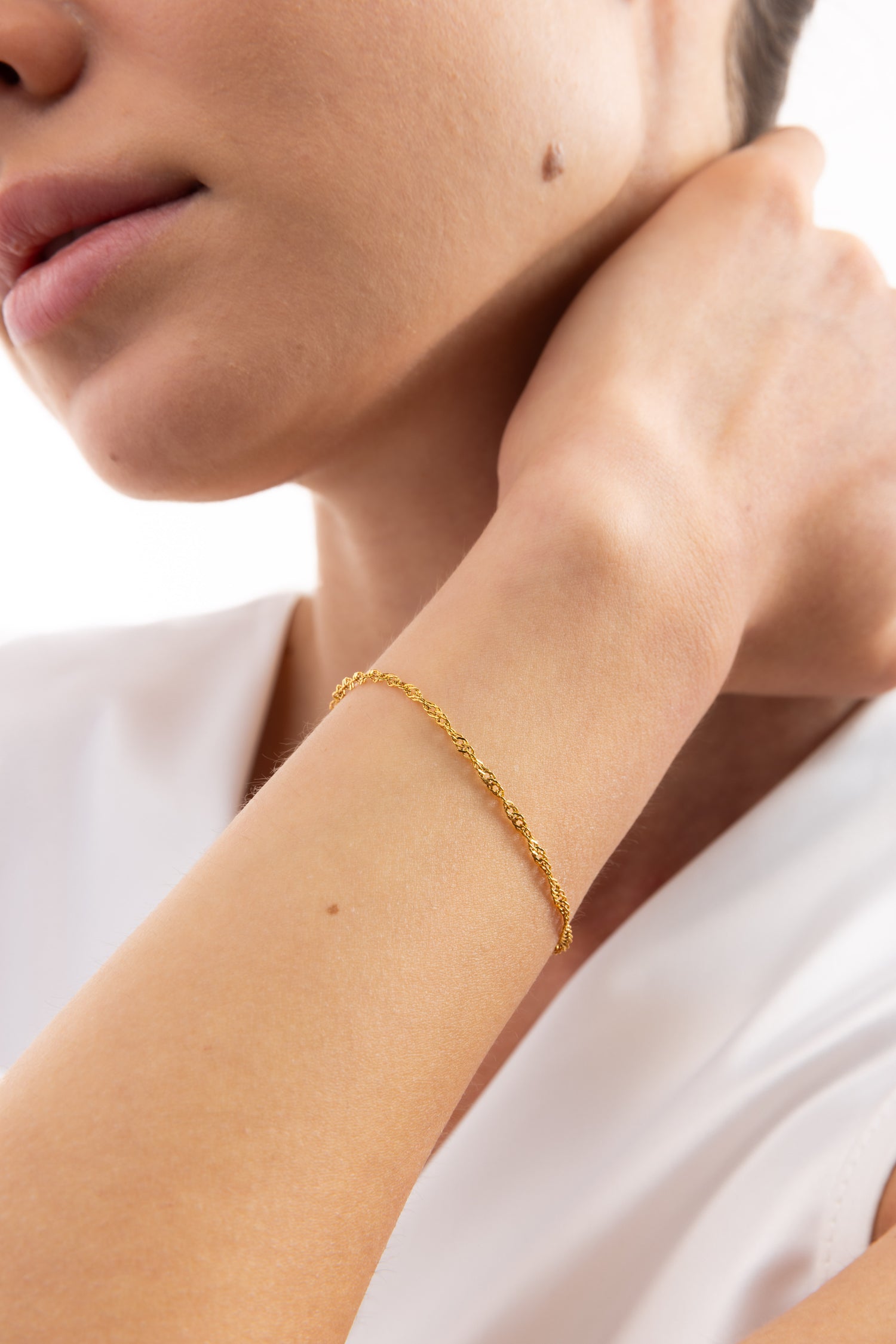 Mercy’s Jewelry Fayara Armband aus Edelstahl 18K vergoldet mit feiner Gliederstruktur, am Handgelenk getragen, Nahaufnahme