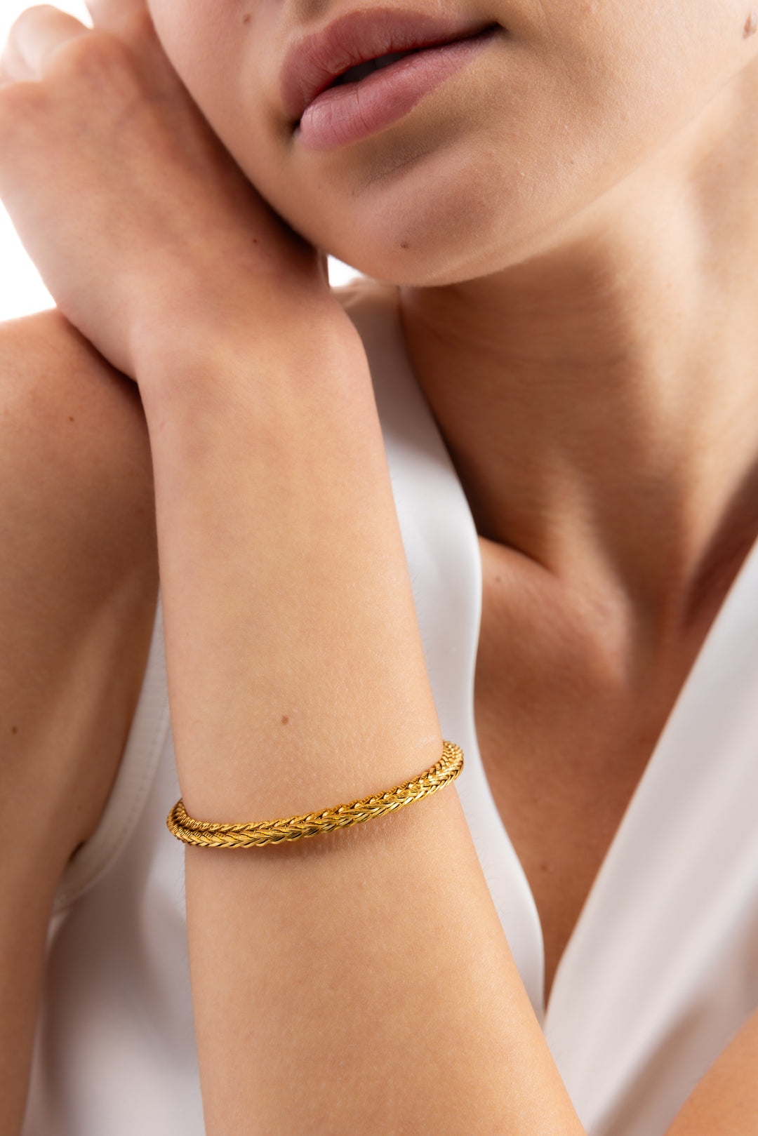 Mercy’s Jewelry Kaelwyn Armband mit geflochtenen Gliedern, elegantes Armband aus Edelstahl 18K vergoldet, Nahaufnahme am Handgelenk