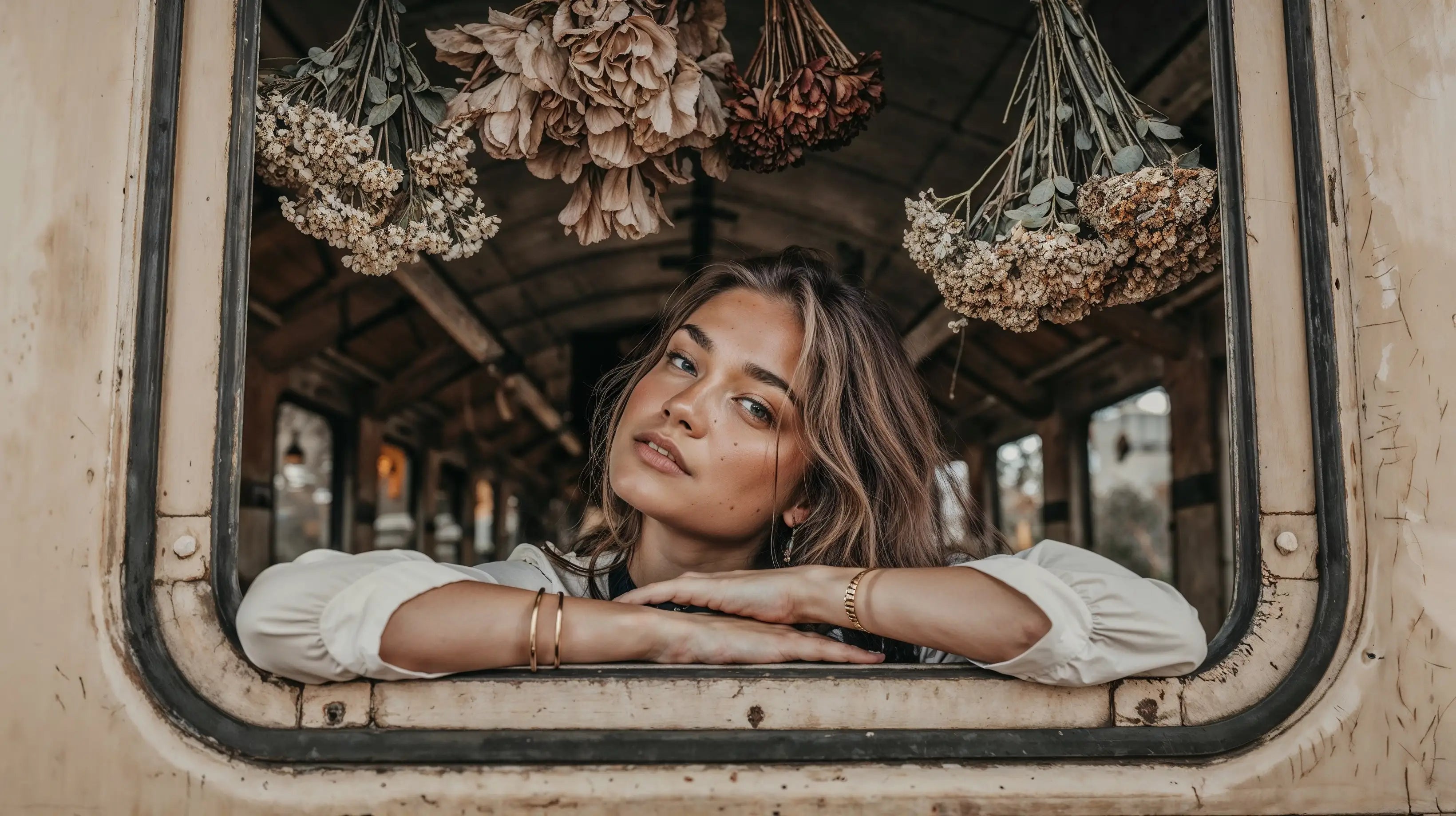 Model trägt Mercy’s Jewelry Damen Armbänder – schlichte Armreife und filigrane Gliederarmbänder aus Edelstahl 18K vergoldet, wasserfest & nickelfrei – Kollektion Armbänder