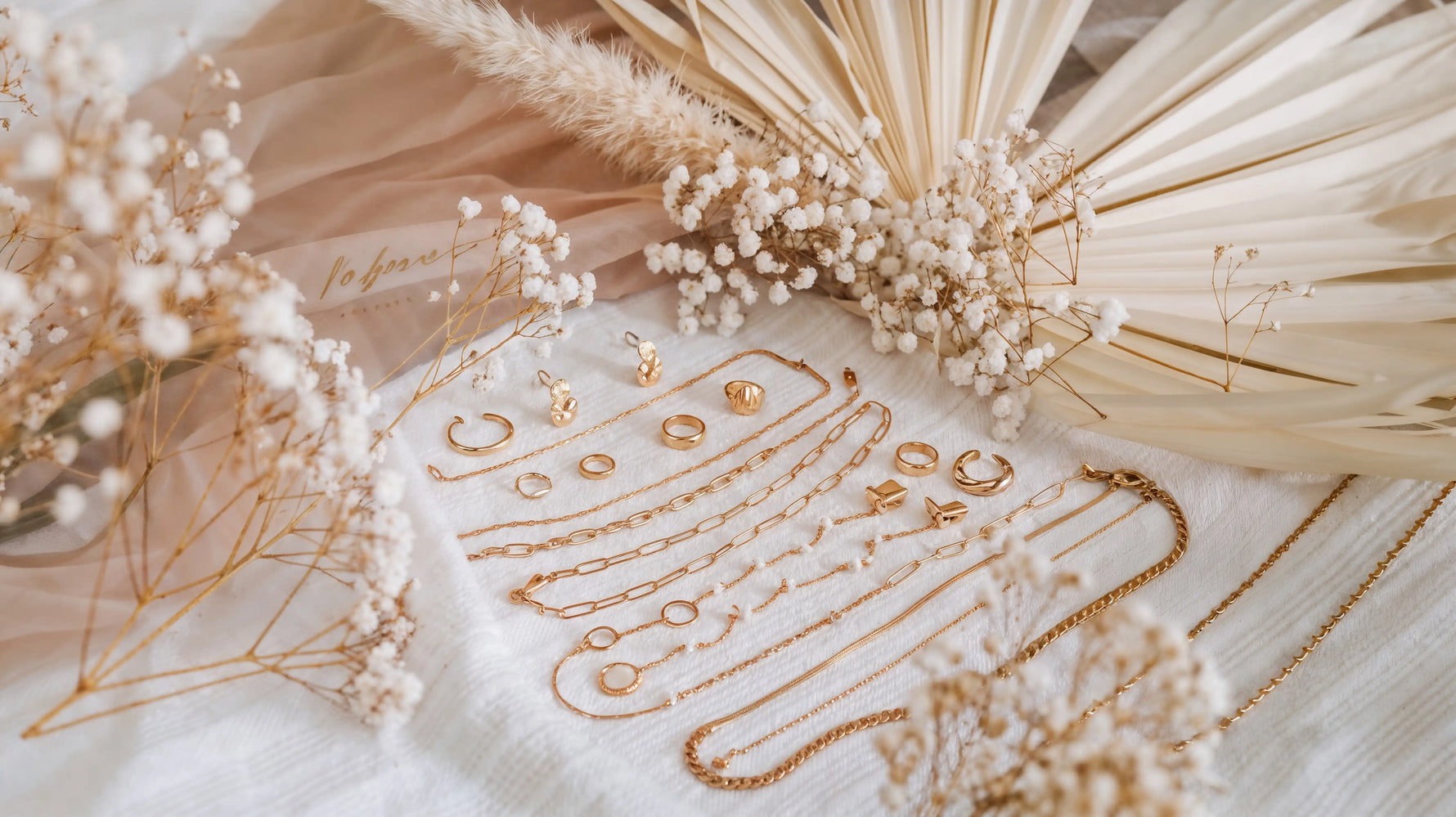 Mercy’s Jewelry goldene Ringe, Ketten, Armbänder und Ohrringe dekorativ arrangiert im Header-Bereich Kollektionen