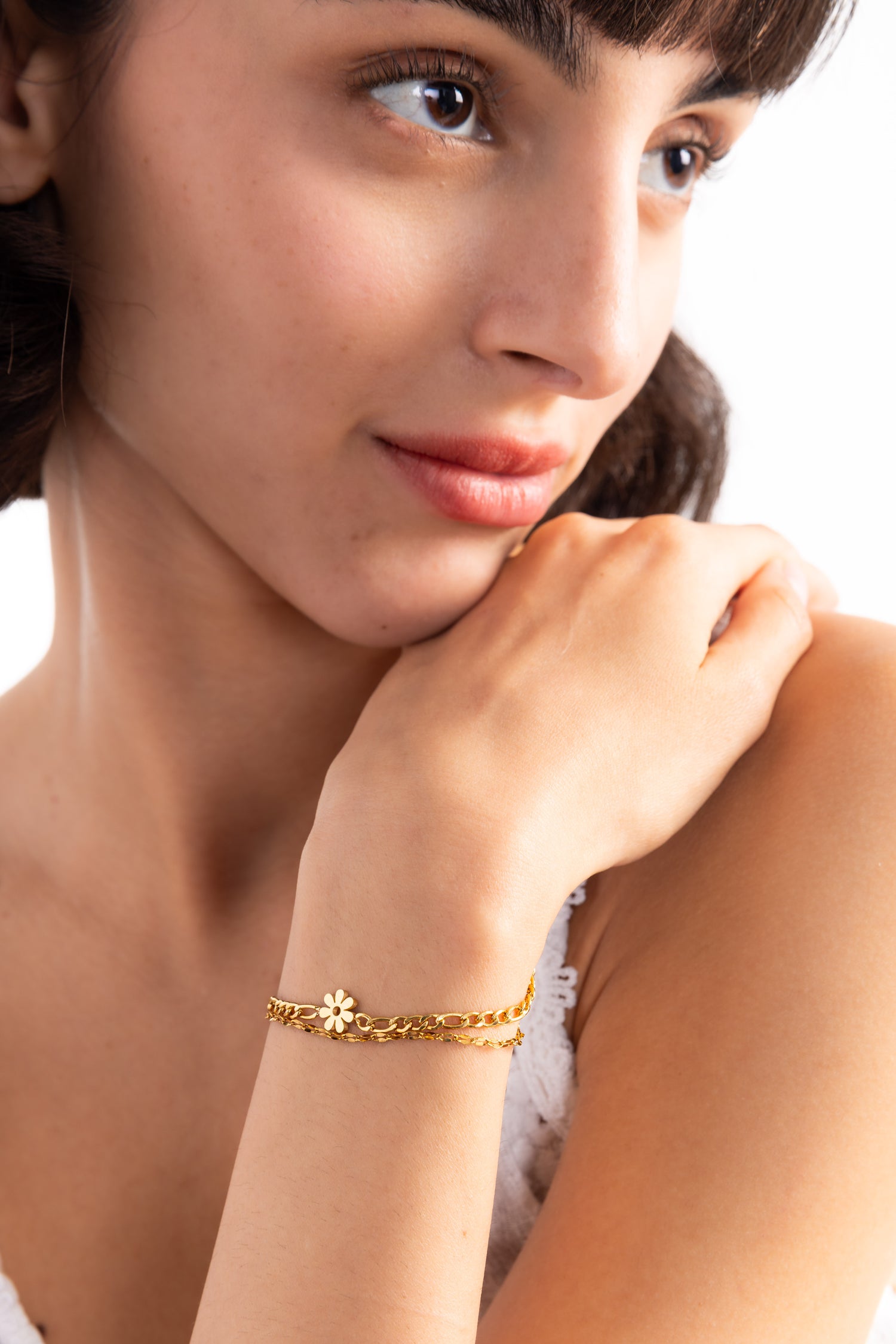 Mercy’s Jewelry Linaya Armband aus feinen Gliederketten mit großem Blumenanhänger, Edelstahl 18K vergoldet, getragen am Handgelenk