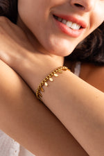 Mercy’s Jewelry Marvella Armband, Leaf-Charms Statement-Armband am Handgelenk, Edelstahl 18K vergoldet, Nahaufnahme
