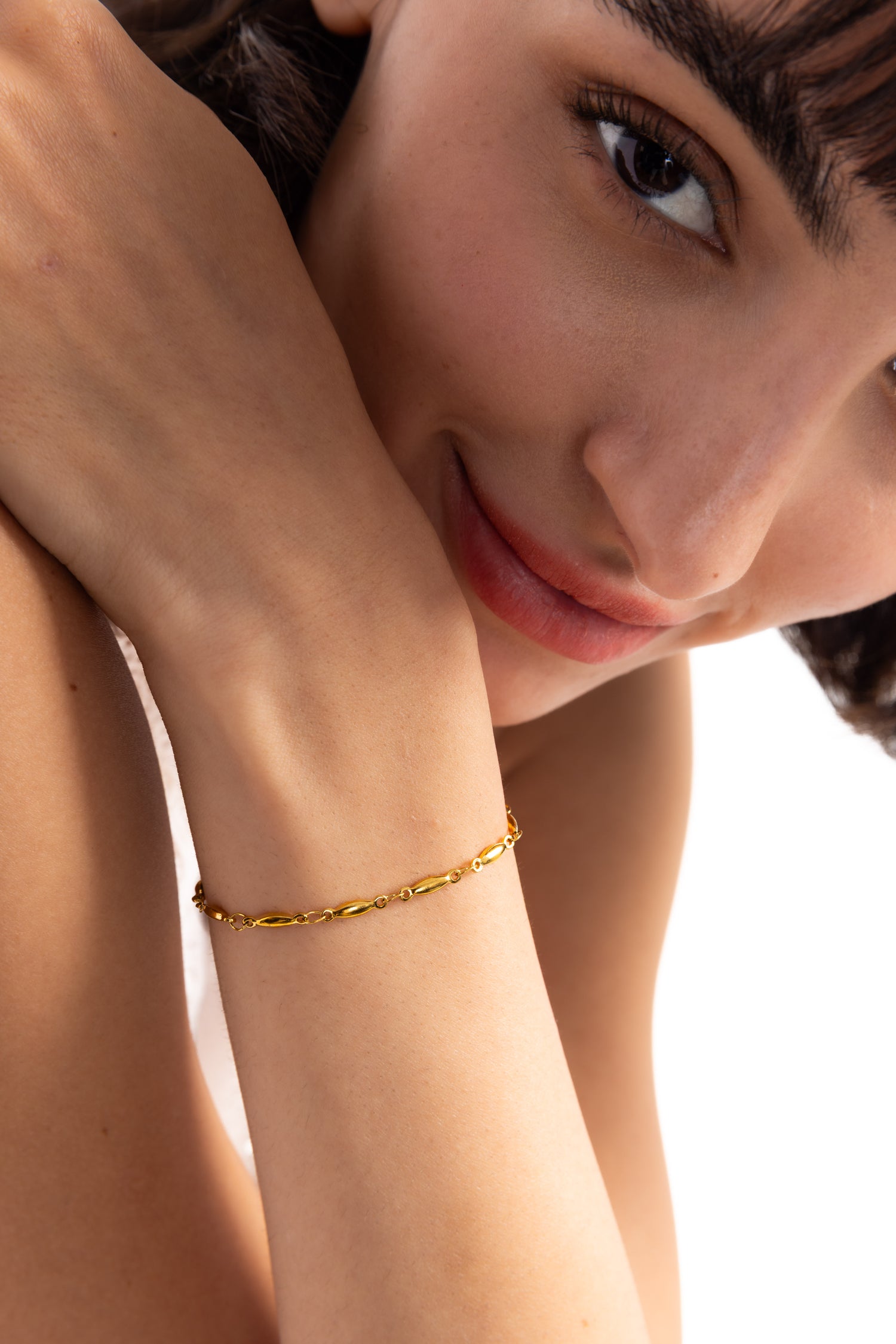 Mercy’s Jewelry Mireya Armband als Gliederarmband aus Edelstahl 18K vergoldet, Nahaufnahme am Arm getragen