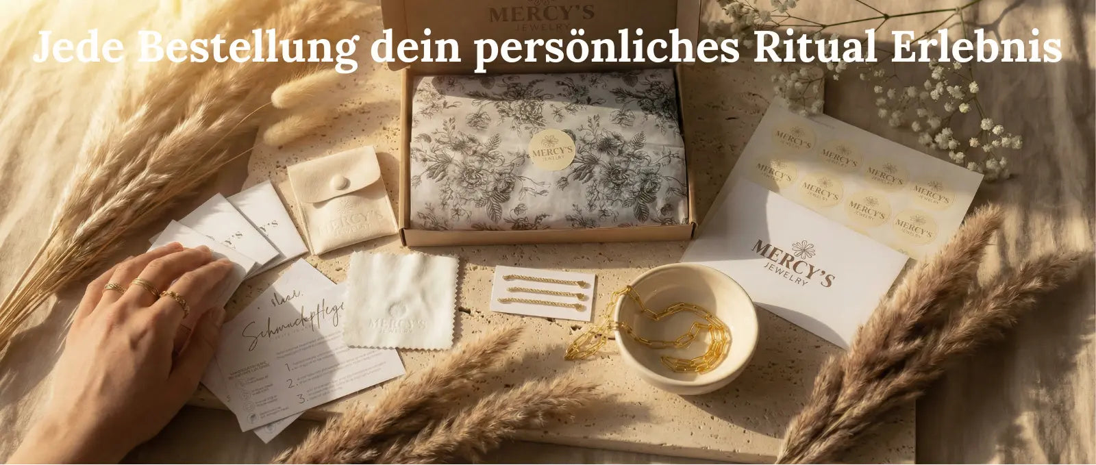 Mercy's Jewelry Unboxing-Set mit Box, Seidenpapier, Beuteln, Poliertuch, Verlängerungsketten und Pflegekarten auf Stein