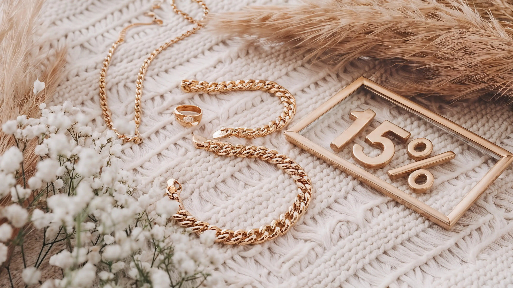 Mercy’s Jewelry goldene Schmuckstücke mit Armband, Ring und Kette neben 15 % Rabatt-Hinweis