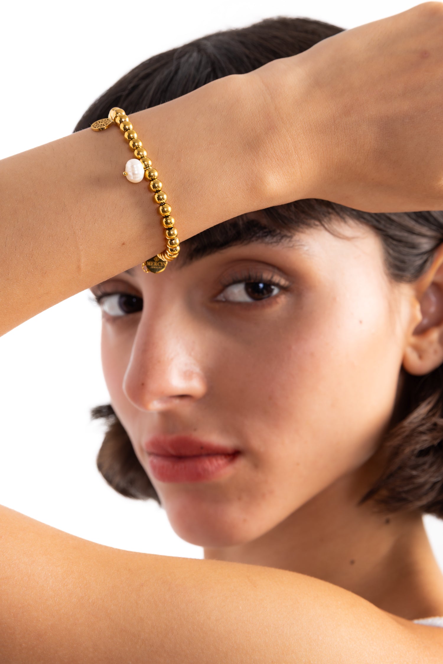 Mercy’s Jewelry Solina Armband – Edelstahl 18K vergoldet mit Süßwasserperle und Blumenmuster, am Handgelenk