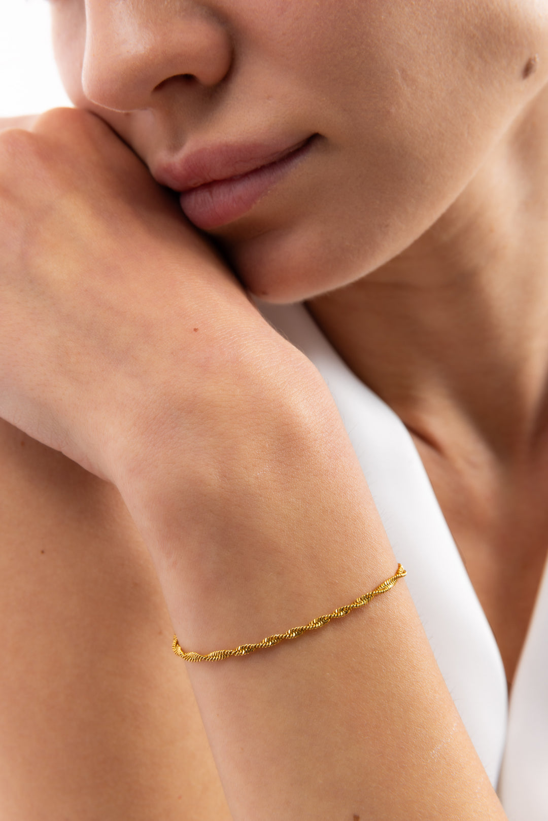 Mercy’s Jewelry Solira Armband als Rope-Gliederarmband aus Edelstahl 18K vergoldet, elegant am Handgelenk getragen in Nahaufnahme