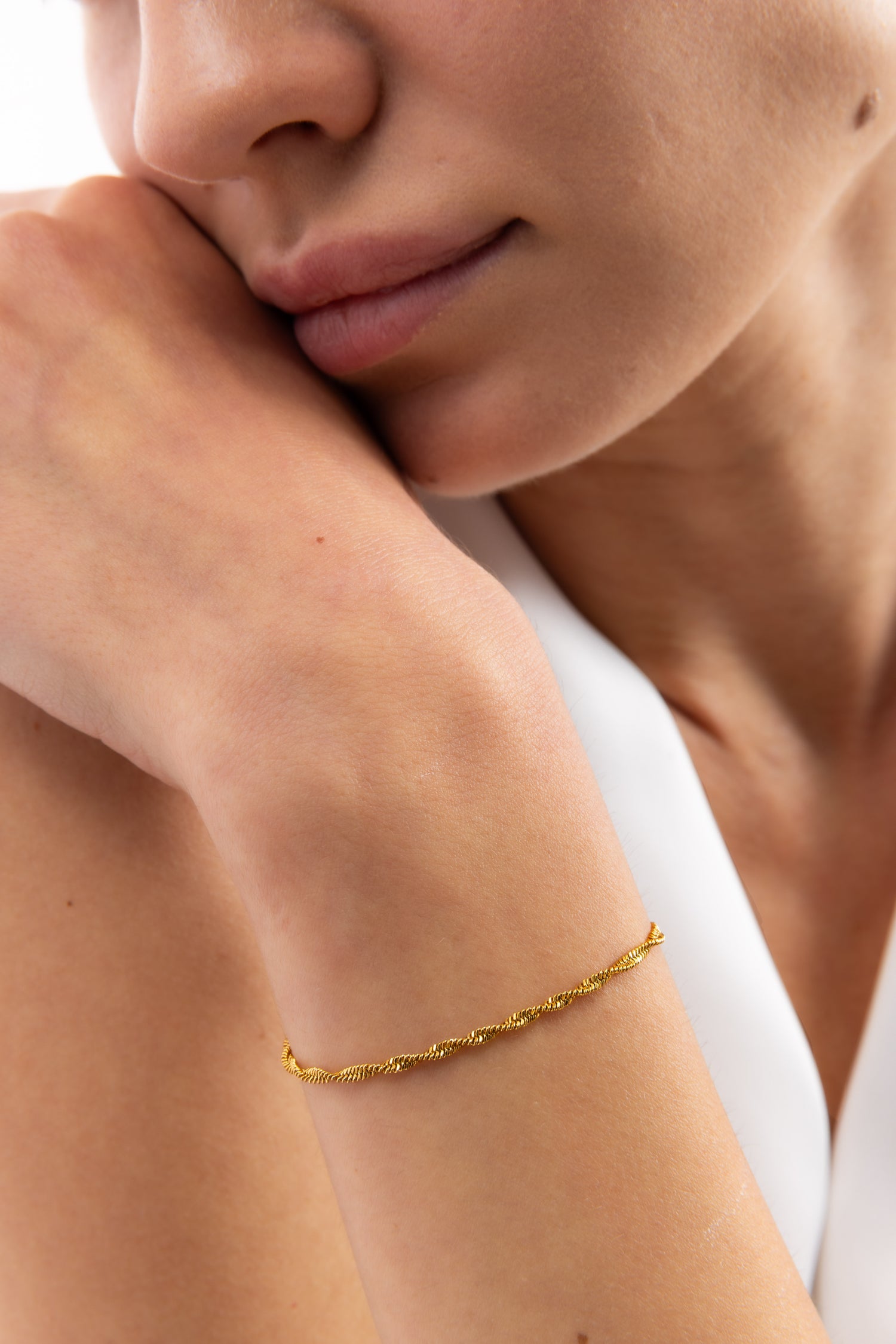 Mercy’s Jewelry Solira Armband als Rope-Gliederarmband aus Edelstahl 18K vergoldet, elegant am Handgelenk getragen in Nahaufnahme