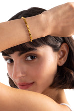 Mercy’s Jewelry Talea Armband aus Titanium Steel 18K vergoldet, getragen am Handgelenk, Nahaufnahme mit Blick ins Gesicht