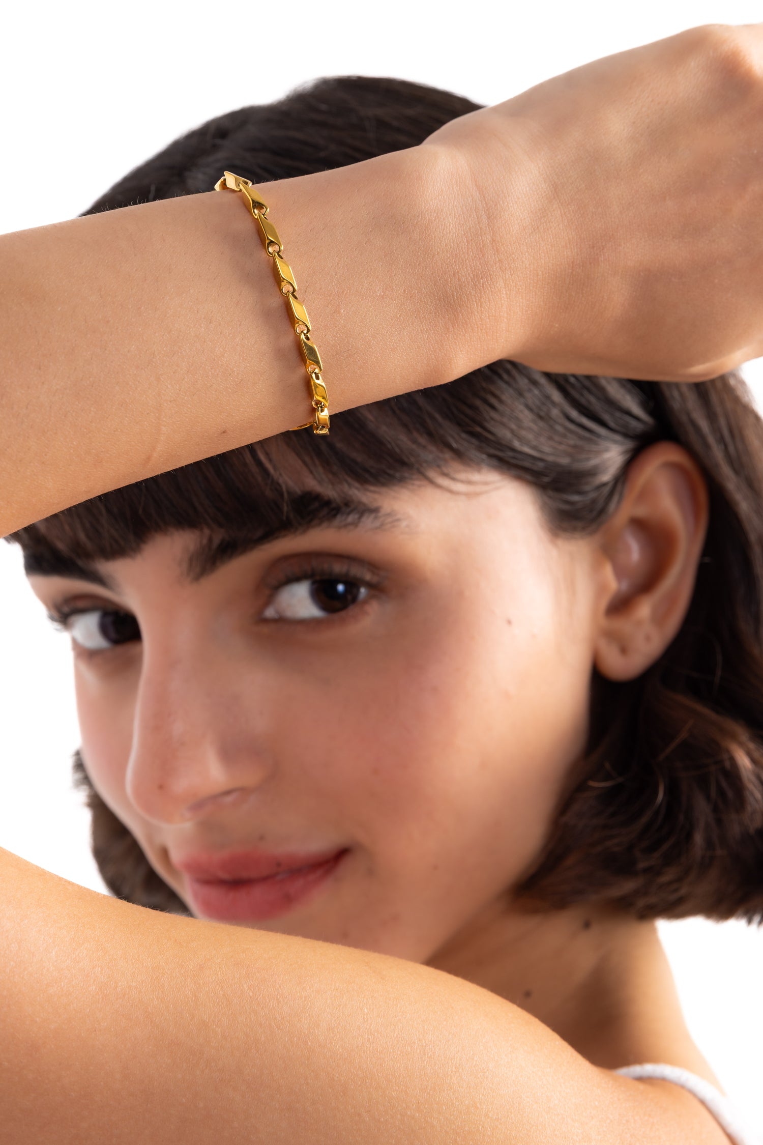 Mercy’s Jewelry Talea Armband aus Titanium Steel 18K vergoldet, getragen am Handgelenk, Nahaufnahme mit Blick ins Gesicht