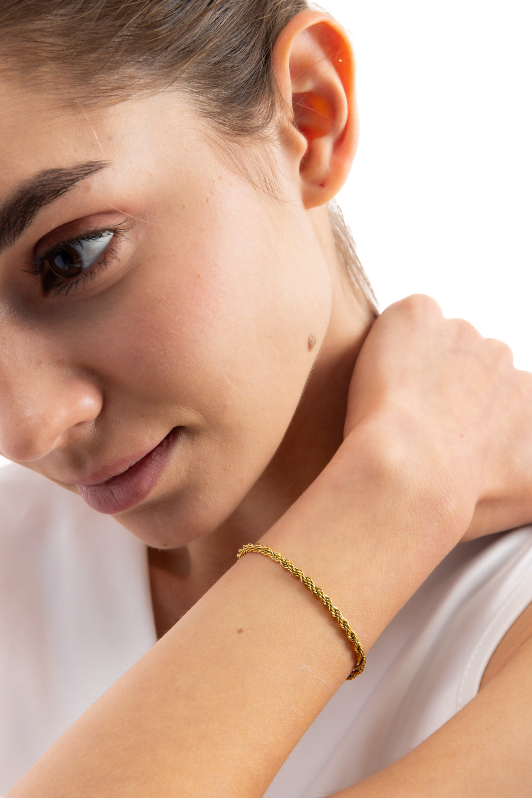 Mercy’s Jewelry Tharien Armband mit gedrehter Rope-Struktur aus Edelstahl 18K vergoldet, am Handgelenk getragen in Nahaufnahme