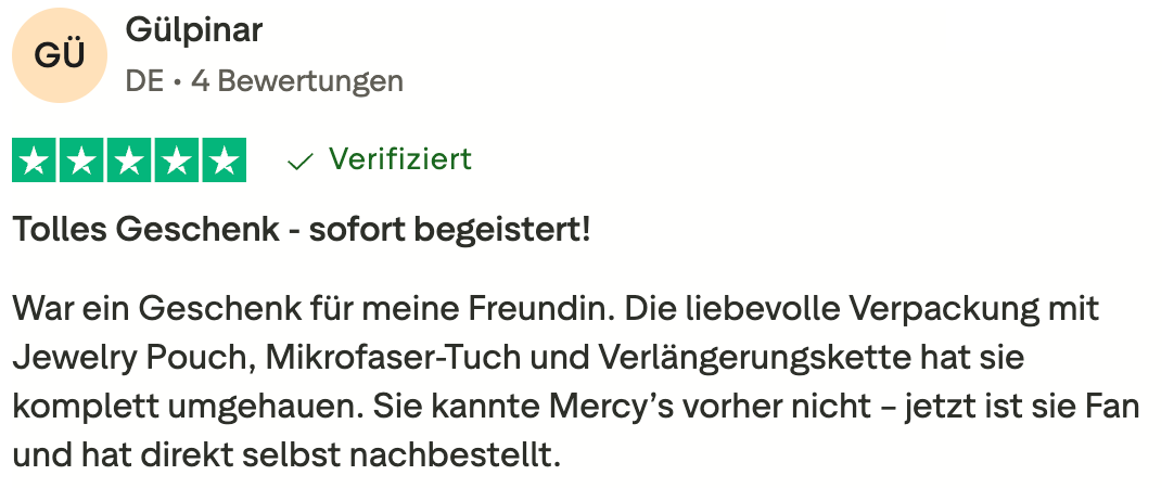 Trustpilot Bewertung von Gülpinar über Mercy’s Jewelry: Geschenk für die Freundin, liebevolle Verpackung mit Jewelry Pouch, Mikrofasertuch und Verlängerungskette; Freundin war begeistert und hat selbst nachbestellt.