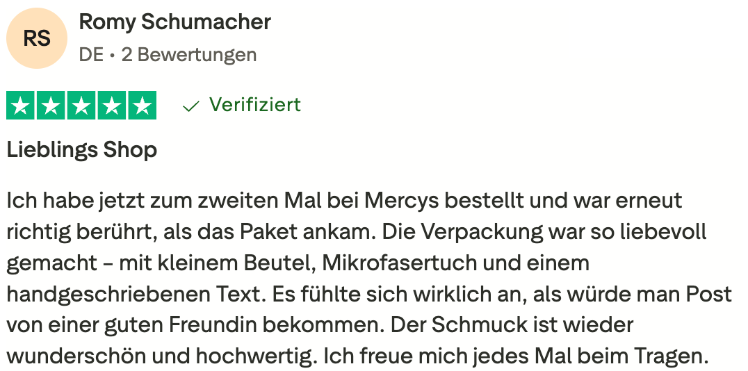 Trustpilot Bewertung von Romy Schumacher über Mercy’s Jewelry: liebevolle Verpackung mit Beutel, Mikrofasertuch und handgeschriebenem Text, hochwertiger Schmuck und positives Kundenerlebnis