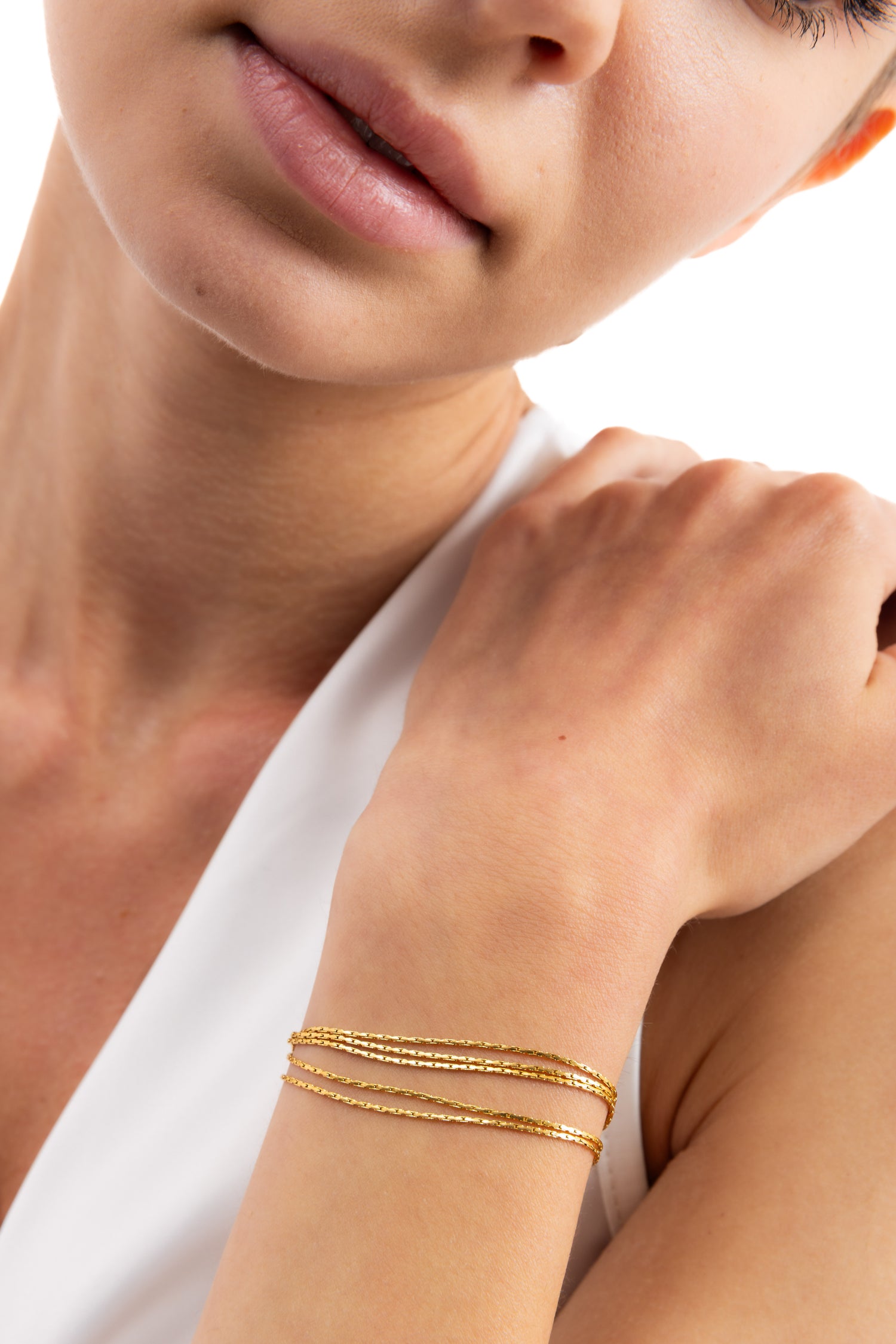 Mercy’s Jewelry Vianara Armband mehrsträngig aus Edelstahl 18K vergoldet, am Handgelenk getragen, Nahaufnahme