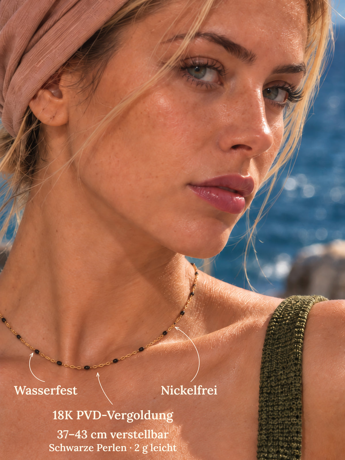 Nivra Halskette am Model. Bildtext: wasserfest, nickelfrei, 18K PVD-Vergoldung, 37–43 cm verstellbar, schwarze Perlen, 2 g leicht.
