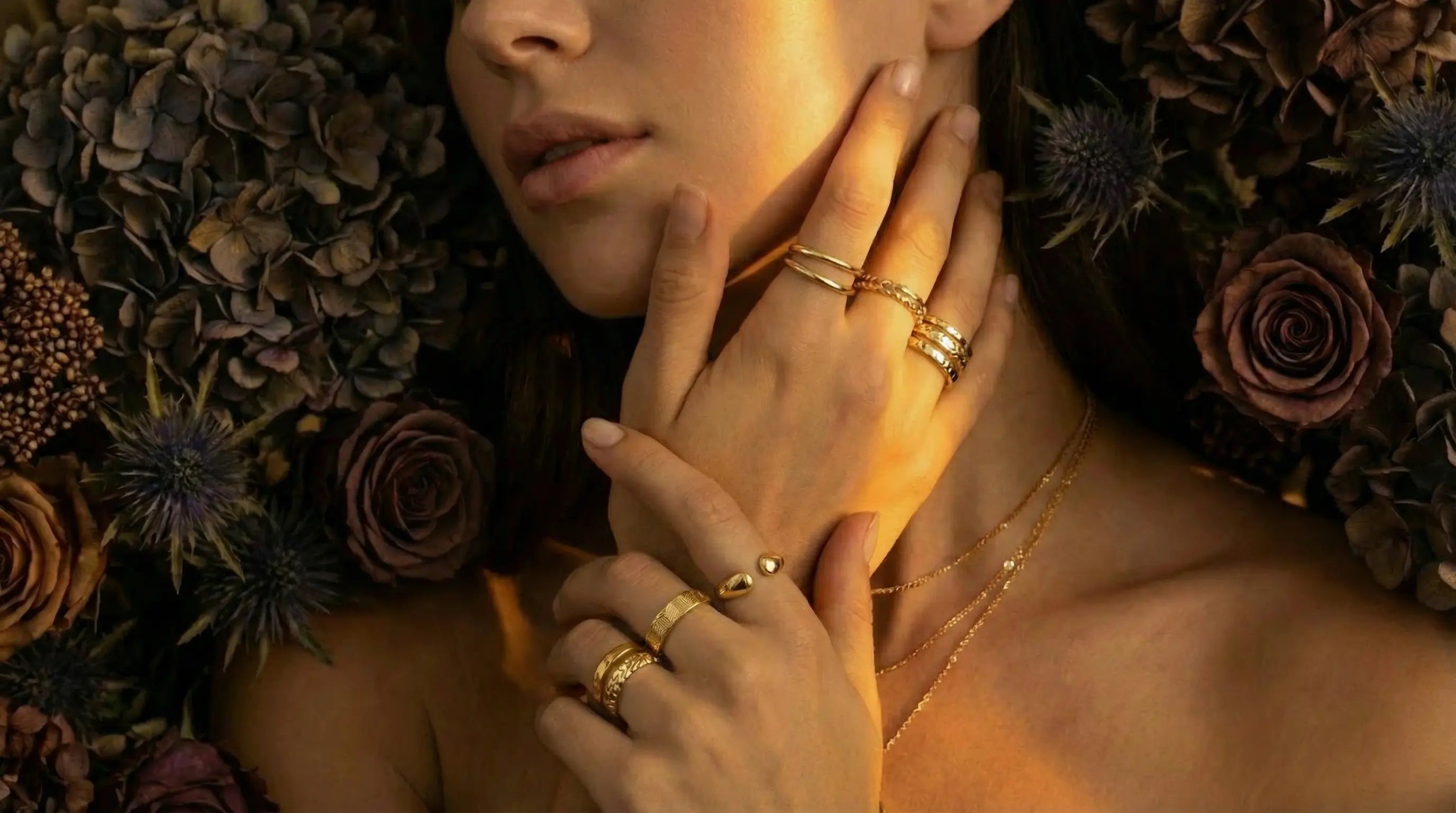 Mercy’s Goldschmuck auf bymercy.de: Elegante Ringe und Ketten der Erblühe-Kollektion im Dark Bloom Stil.