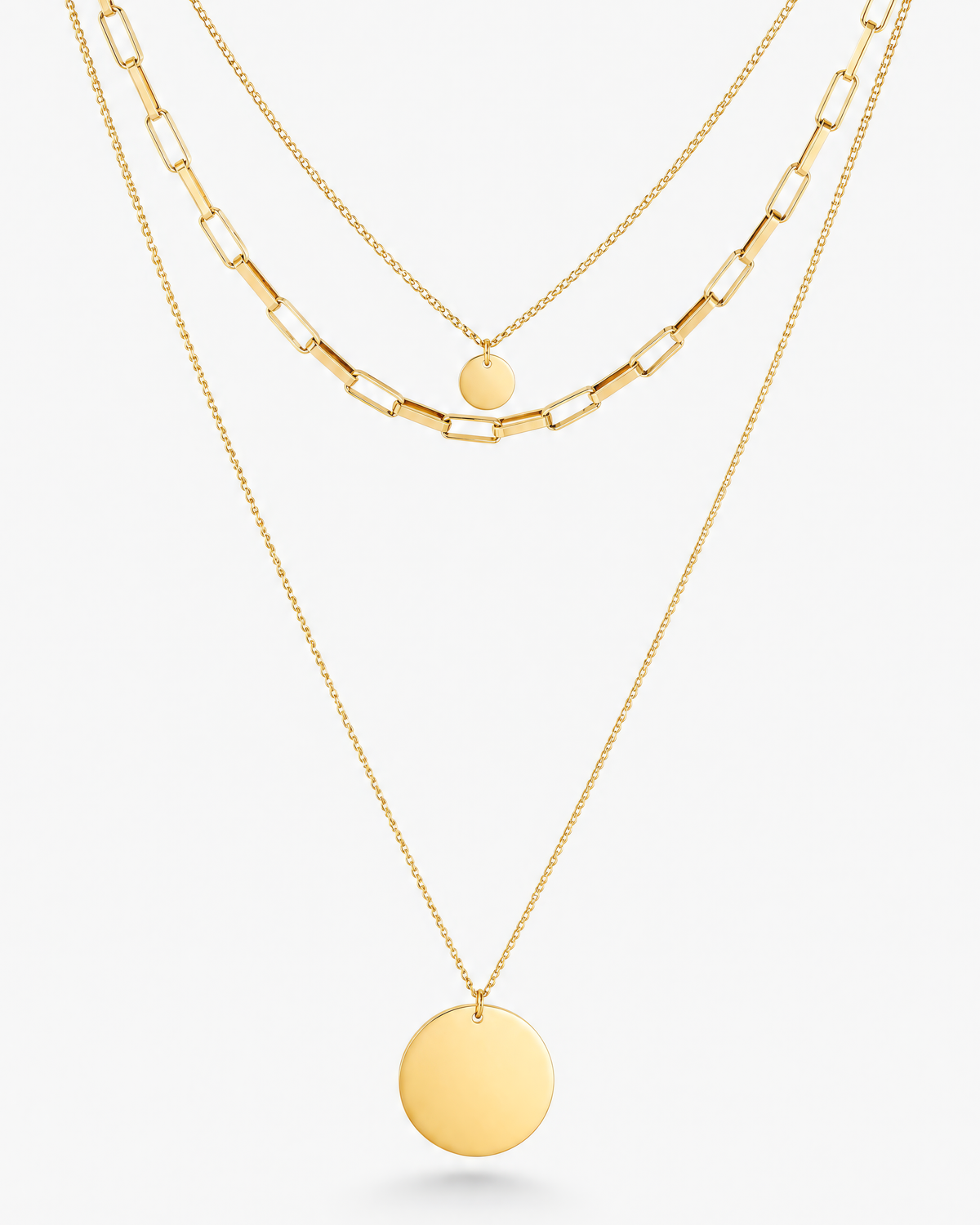 Sienna dreilagige Layering Kette Gold von MERCY'S mit rundem Plättchen Anhänger, wasserfest, vor hellem Hintergrund