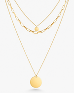 Sienna dreilagige Layering Kette Gold von MERCY'S mit rundem Plättchen Anhänger, wasserfest, vor hellem Hintergrund