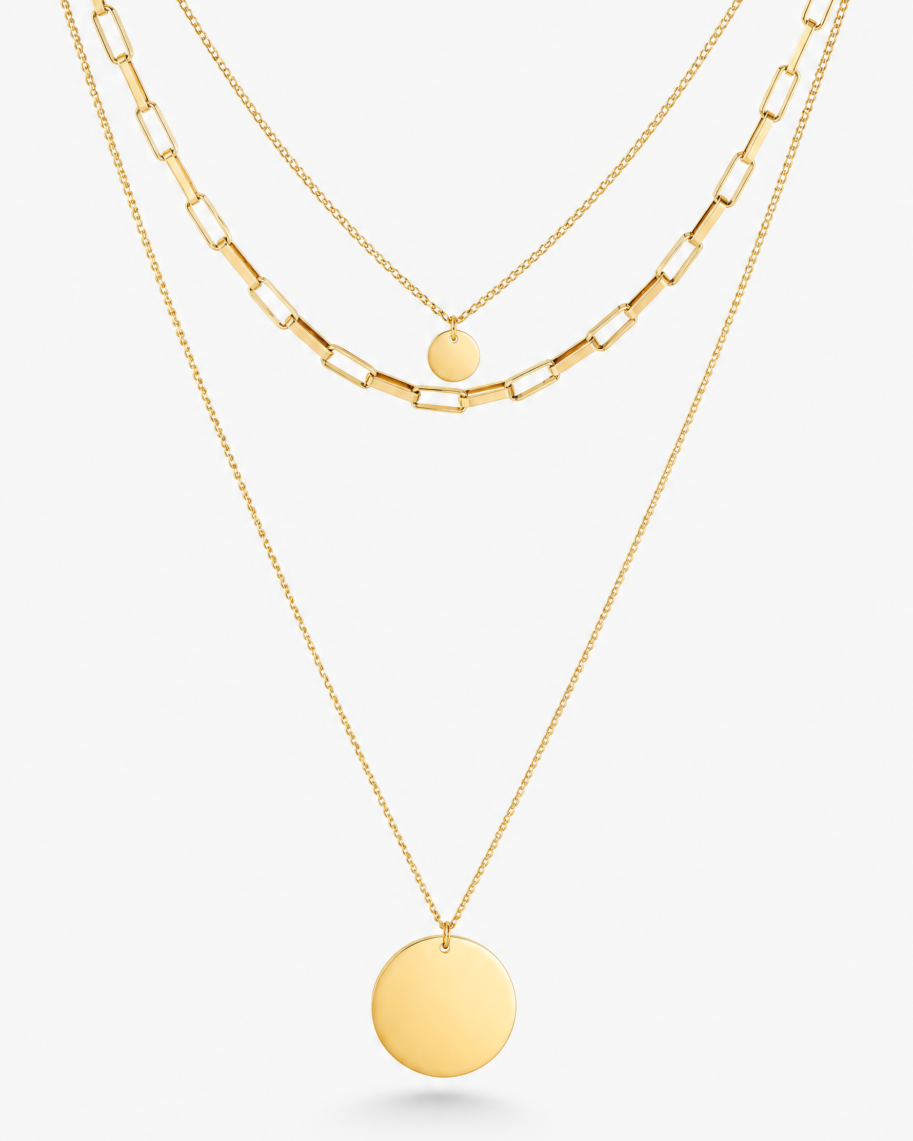 Sienna dreilagige Layering Kette Gold von MERCY'S mit rundem Plättchen Anhänger, wasserfest, vor hellem Hintergrund