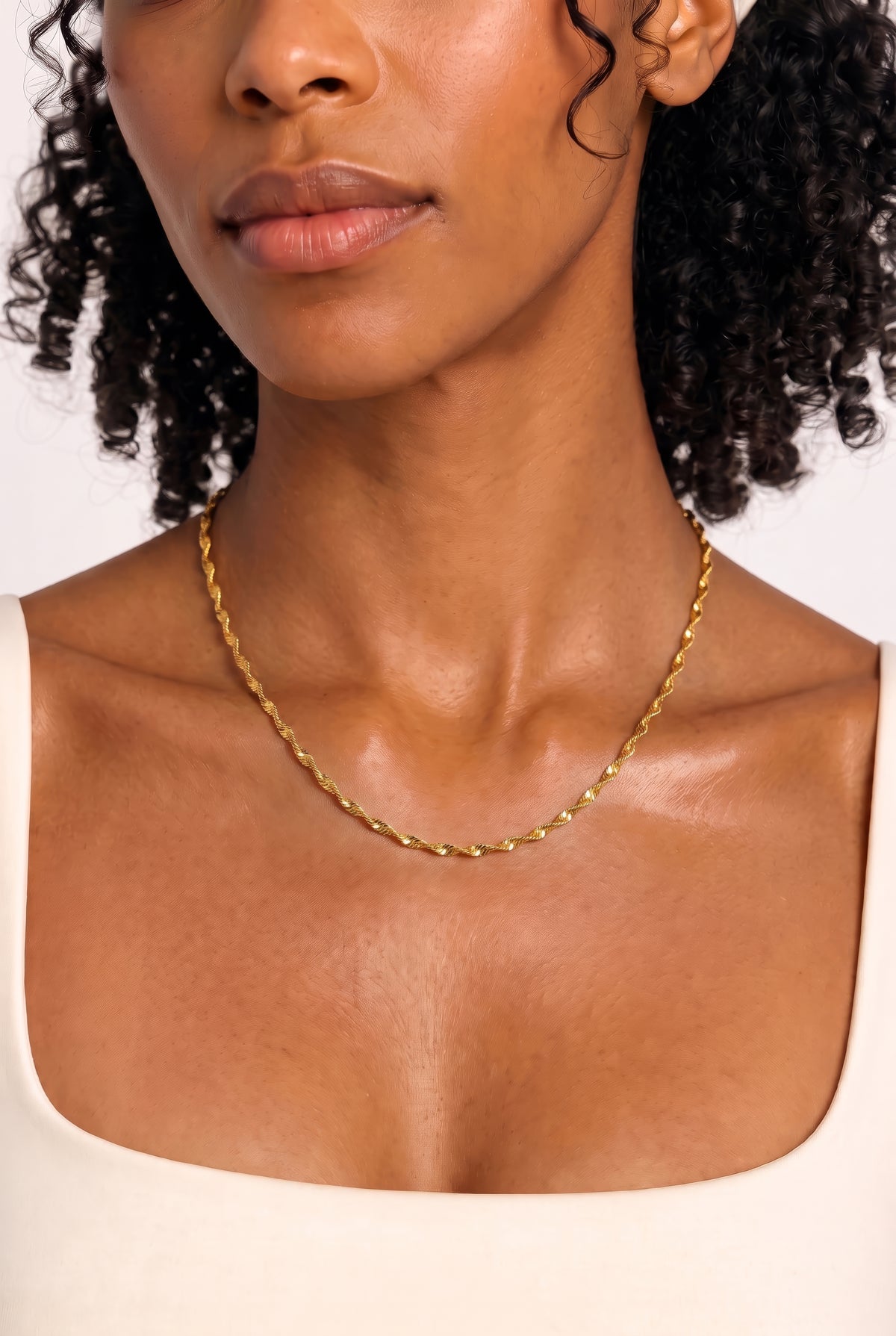 MERCY'S Solira Singapurkette in Gold, getragen am Hals einer Frau, Nahaufnahme, wasserfester Damenschmuck