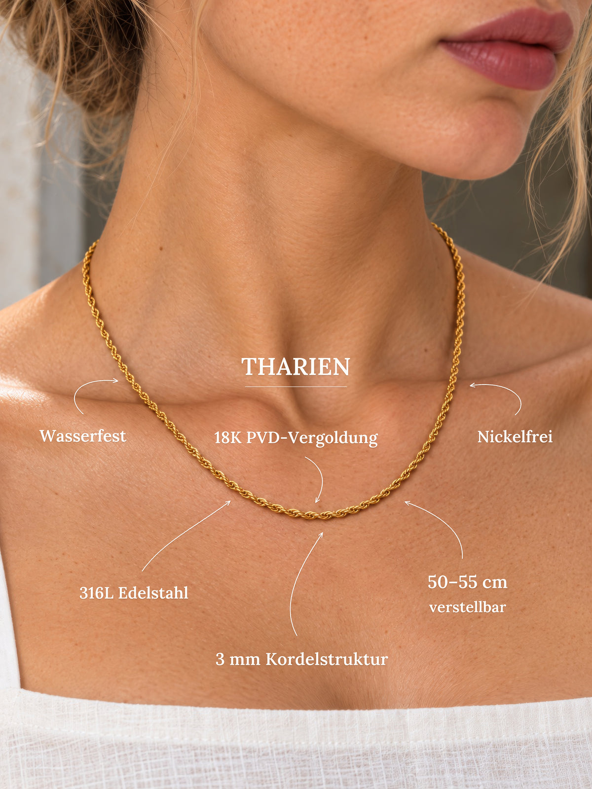 Tharien-Kordelkette am Dekolleté mit Produktangaben: wasserfest, nickelfrei, 18K PVD-Vergoldung, 316L Edelstahl, 50–55 cm verstellbar und 3 mm breit.