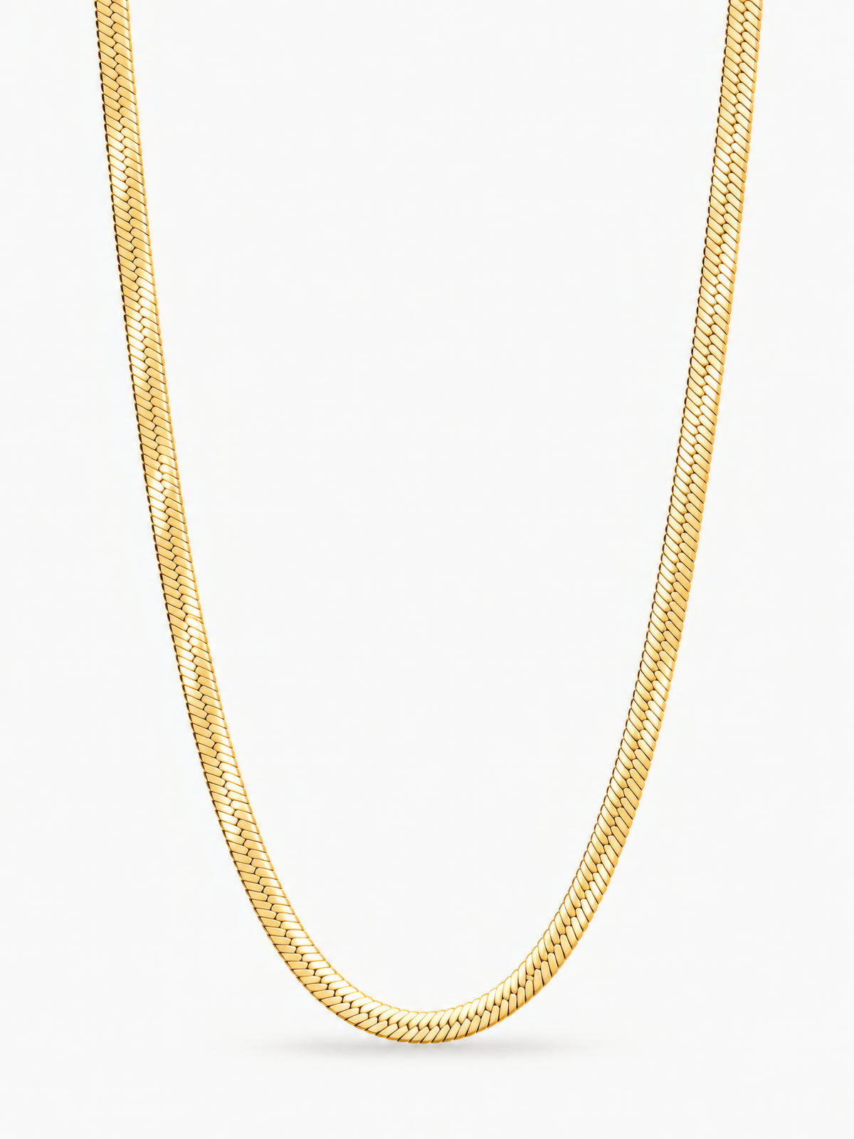 Goldene Velira-Schlangenkette von Mercy’s Jewelry mit flacher Fischgrätstruktur vor weißem Hintergrund.