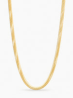Goldene Velira-Schlangenkette von Mercy’s Jewelry mit flacher Fischgrätstruktur vor weißem Hintergrund.