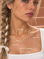 Velira-Schlangenkette am Model mit Angaben: wasserfest, nickelfrei, 18K PVD-Vergoldung und von 39 bis 46 cm verstellbar.