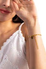 Mireya Armband Gliederarmband aus Edelstahl 18K vergoldet, Modell hebt den Arm, Armband fällt locker am Handgelenk