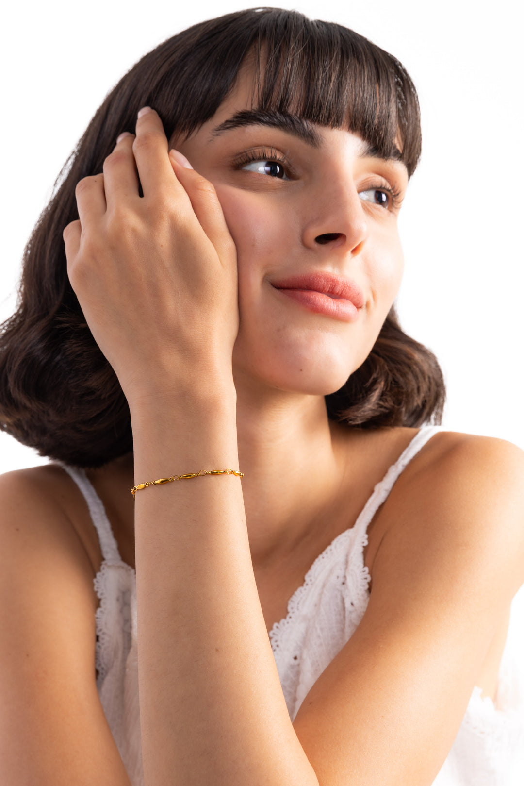 Mireya Armband als Gliederarmband aus Edelstahl 18K vergoldet, Modellansicht von vorne, am Handgelenk getragen