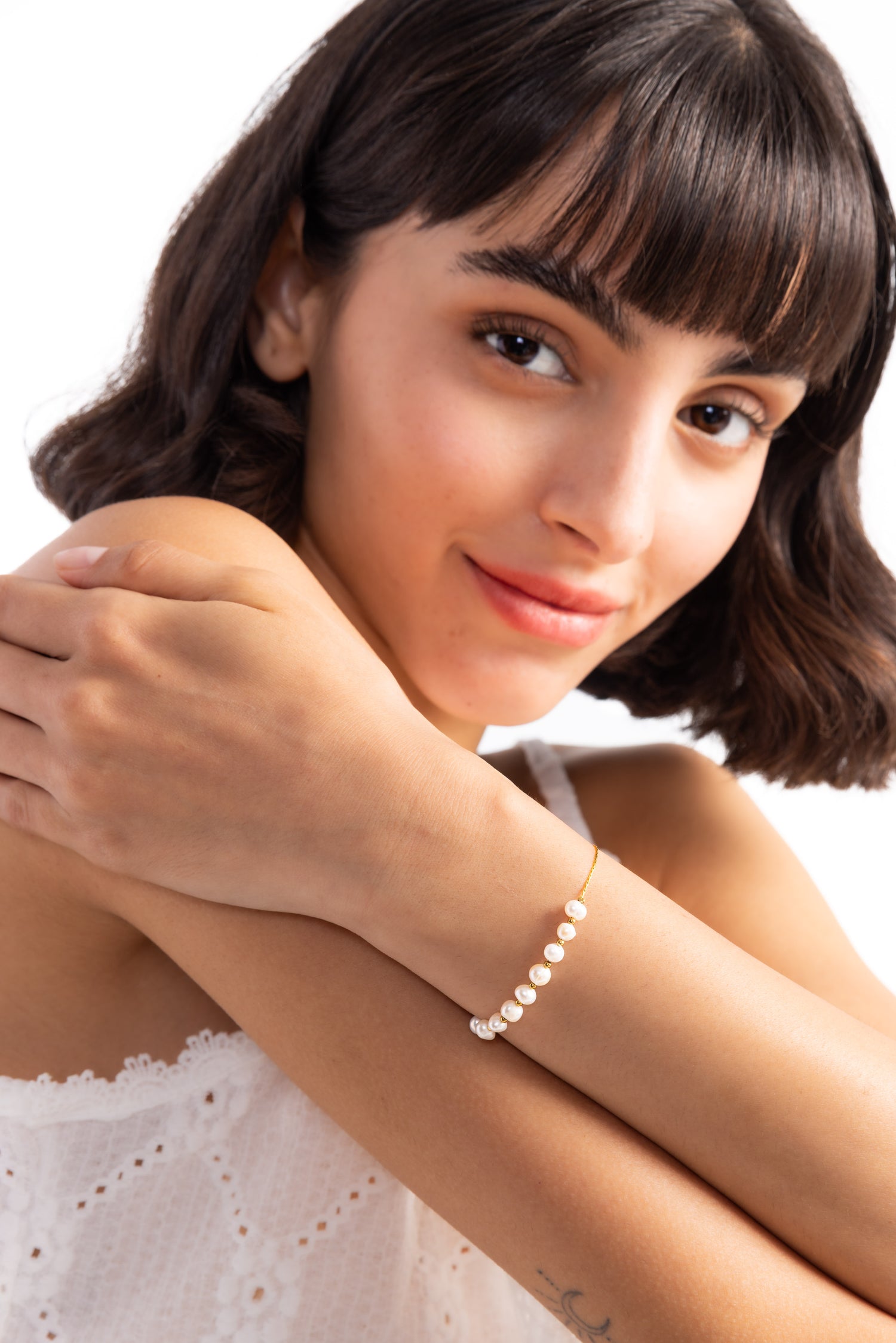 Noelia Armband Perlen aus Edelstahl 18K vergoldet, getragen am Handgelenk, Modell in frontaler Aufnahme
