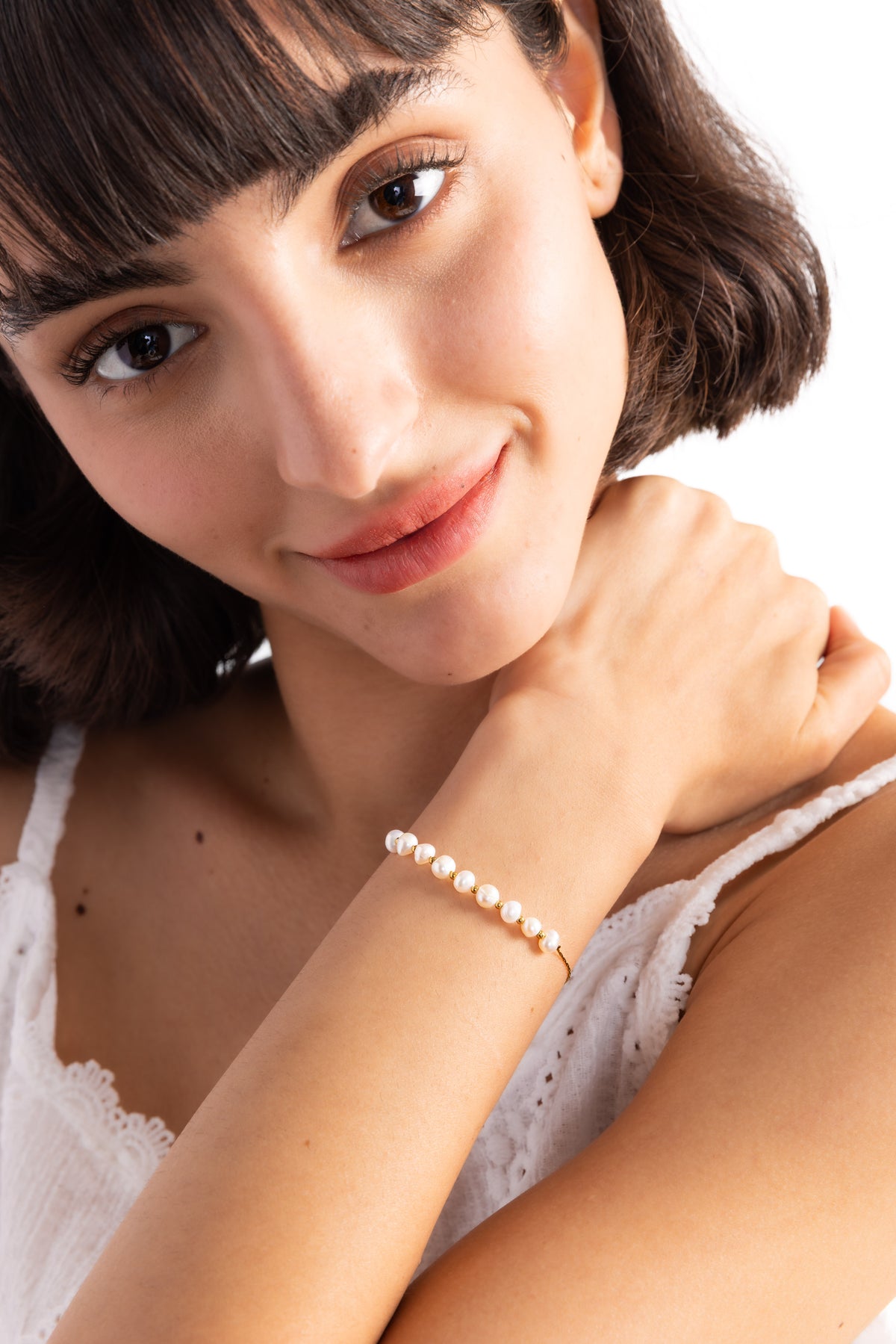 Noelia Armband mit Perlen aus Edelstahl 18K vergoldet, seitliche Ansicht am Arm getragen, zarter eleganter Look