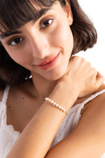 Noelia Armband mit Perlen aus Edelstahl 18K vergoldet, seitliche Ansicht am Arm getragen, zarter eleganter Look