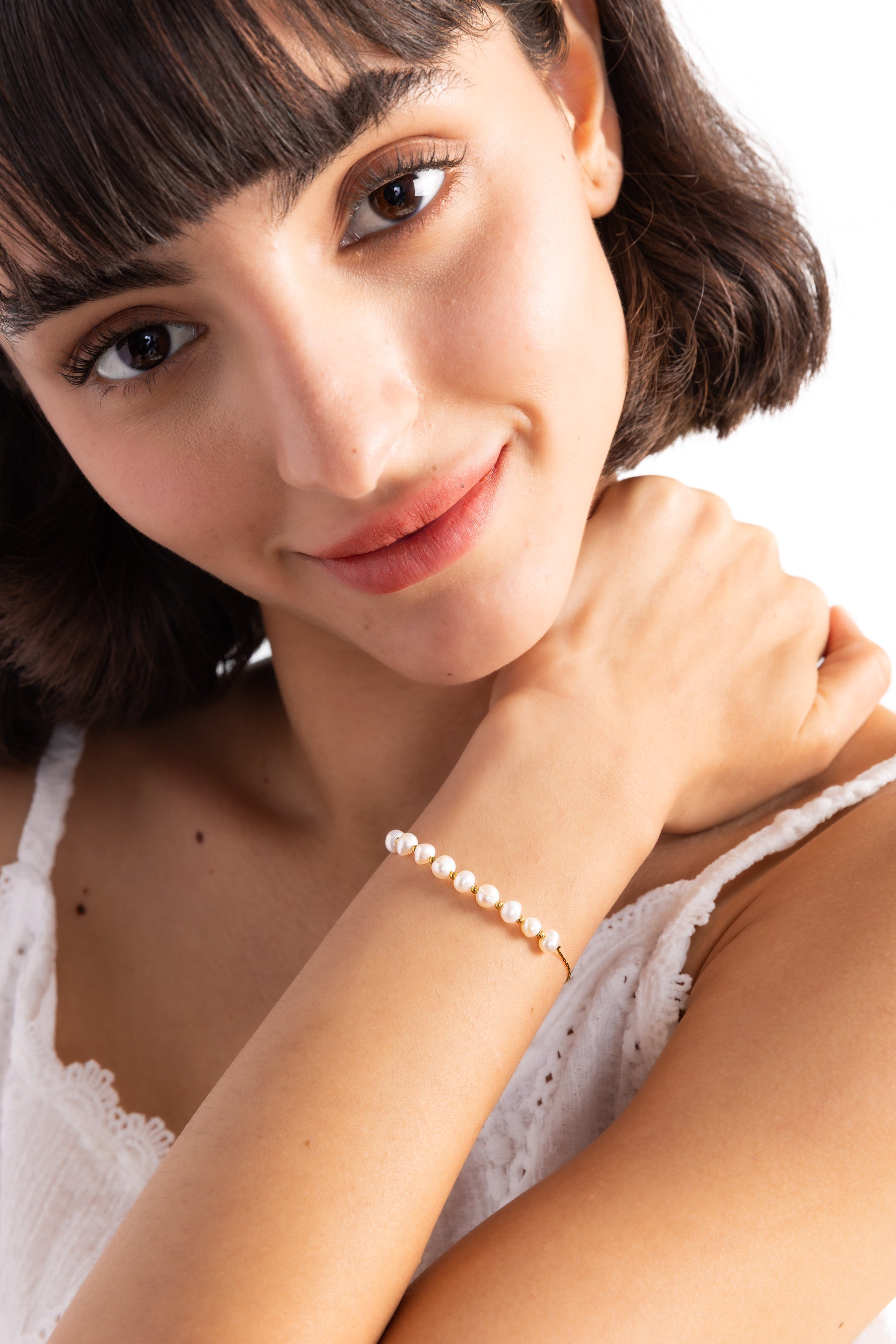 Noelia Armband mit Perlen aus Edelstahl 18K vergoldet, seitliche Ansicht am Arm getragen, zarter eleganter Look