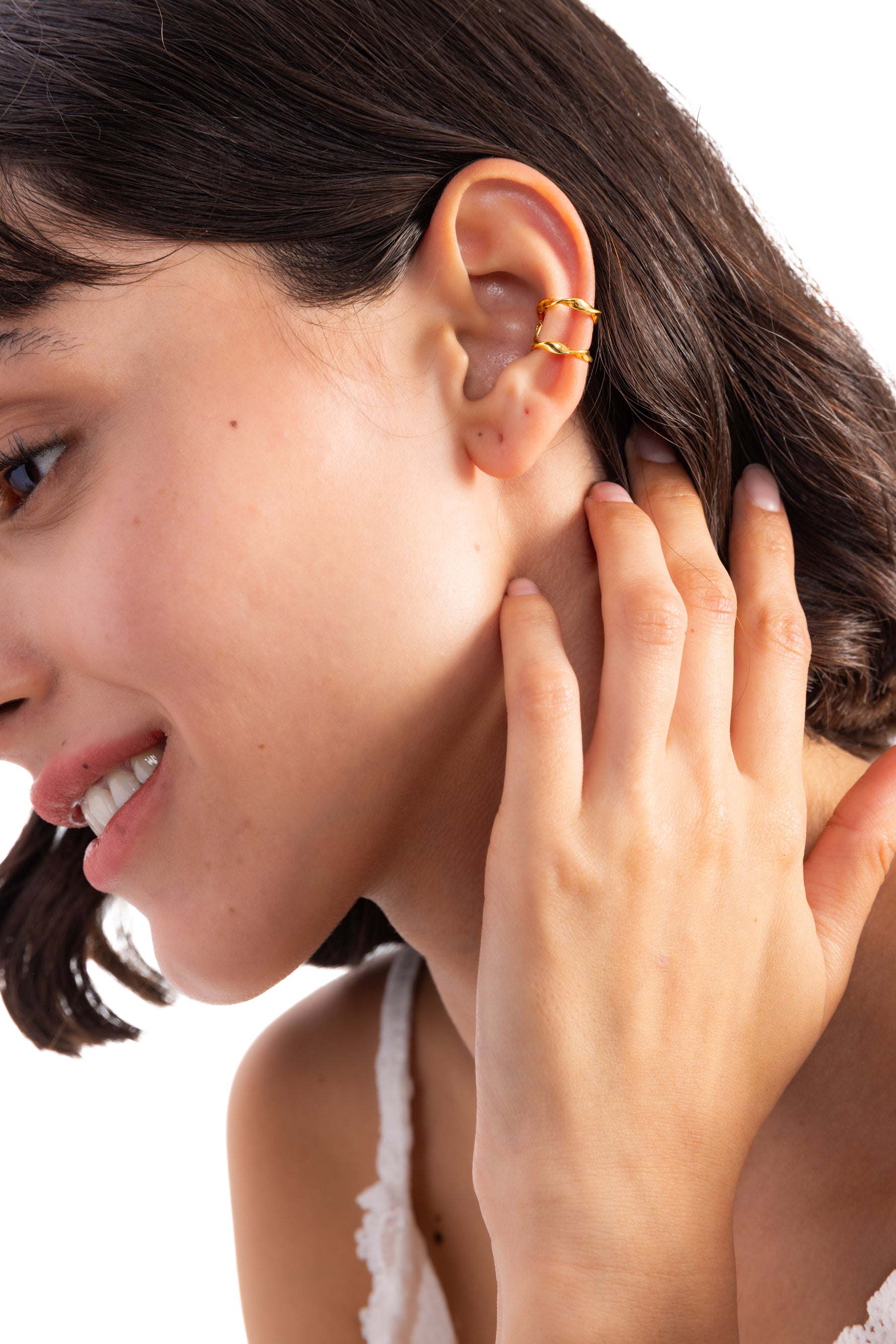 Nirel Earcuff Edelstahl 18K vergoldet – Ohrschmuck im Profil getragen, natürliches Lächeln der Trägerin