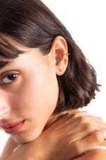 Nirel Earcuff Edelstahl 18K vergoldet – Detailaufnahme am Ohr getragen, filigranes Design | Mercy’s Jewelry