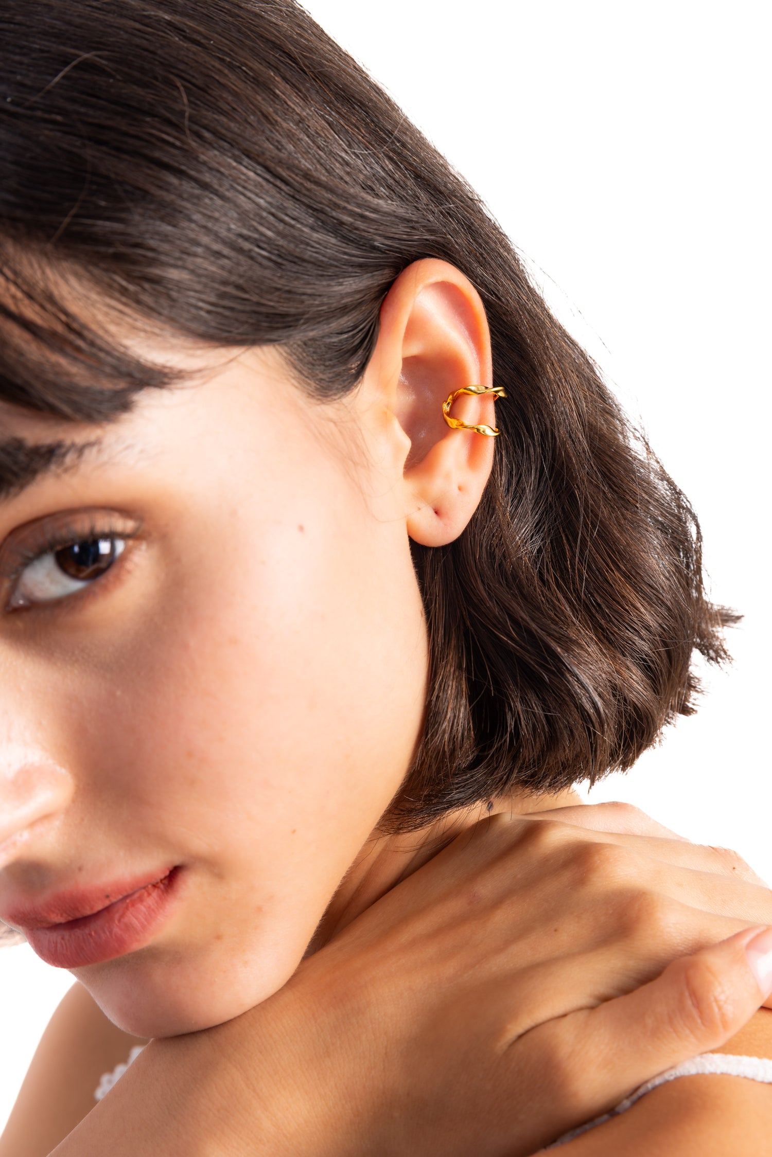 Nirel Earcuff Edelstahl 18K vergoldet – Detailaufnahme am Ohr getragen, filigranes Design | Mercy’s Jewelry