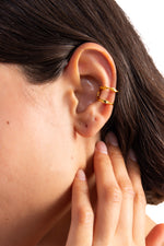 Nirel Earcuff Edelstahl 18K vergoldet – seitliche Nahaufnahme am Ohr getragen, schlichtes filigranes Design