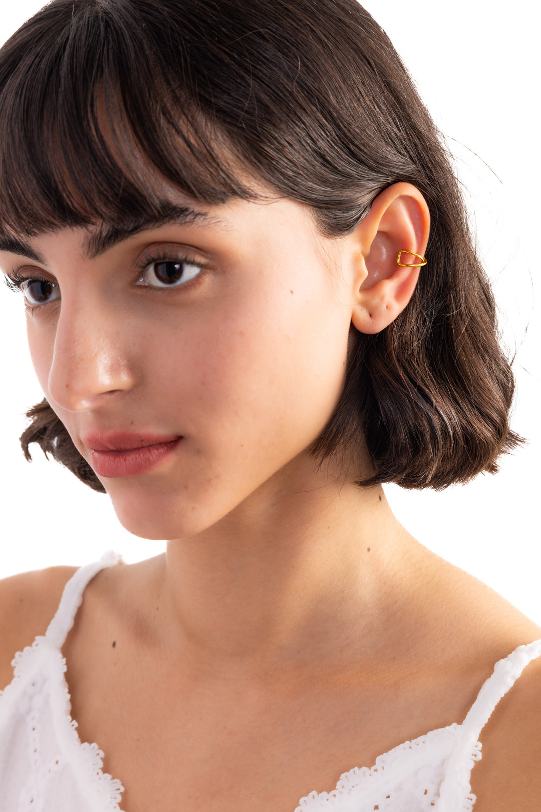 Nuvin Earcuff Edelstahl 18K vergoldet – frontale Ansicht am Modell getragen, dezenter moderner Ohrschmuck