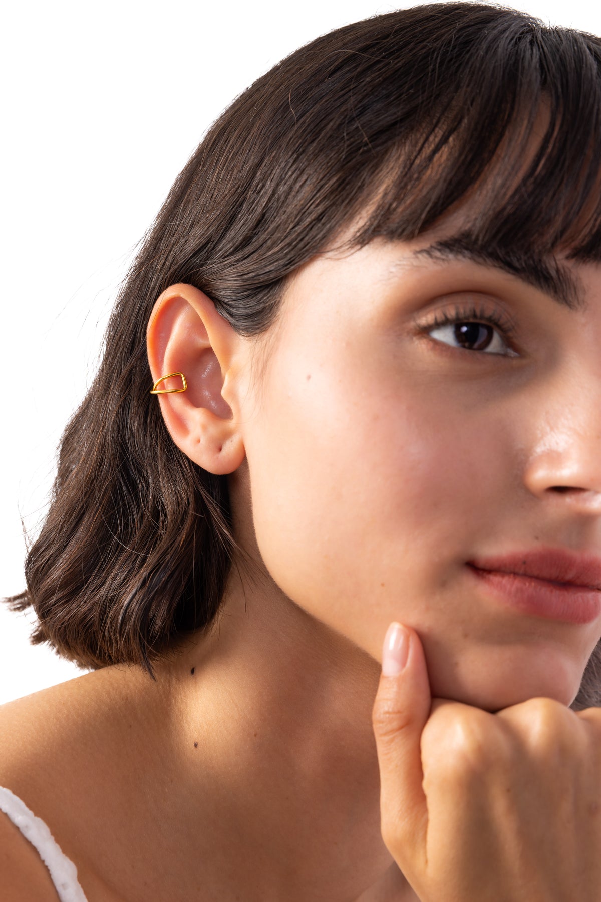 Nuvin Earcuff Edelstahl 18K vergoldet – Portraitaufnahme mit Earcuff am Ohr getragen, moderner Style