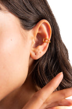 Nuvin Earcuff Edelstahl 18K vergoldet – Nahaufnahme am Ohr getragen, filigraner goldener Ohrschmuck